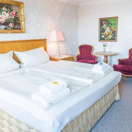 Romantisches Hotel Zur Traube Schwerin Шверин Стая снимка